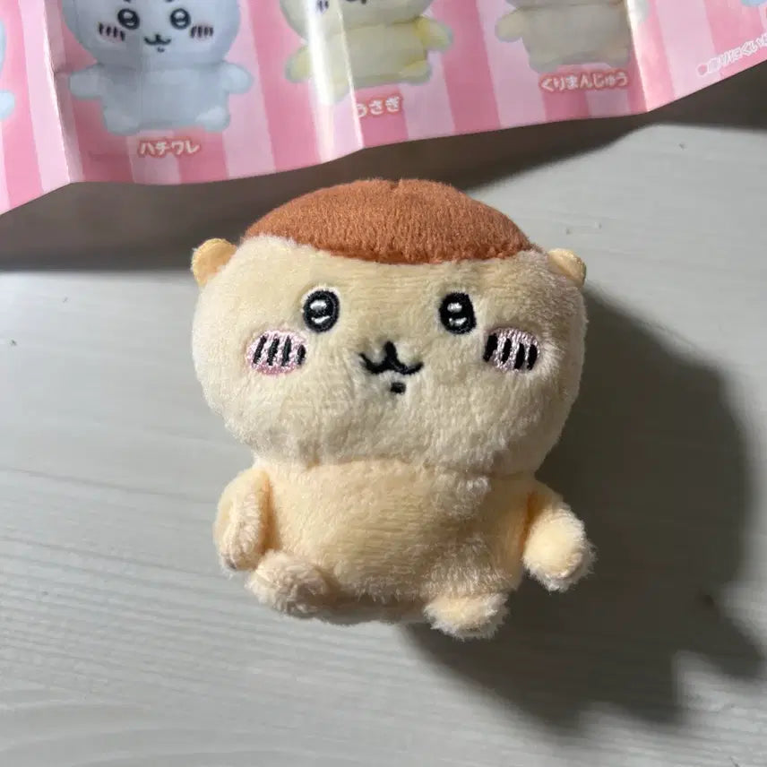 [SOLD OUT] 쿠리만쥬 앉은 누이 치이카와 하치와레 인형 키링