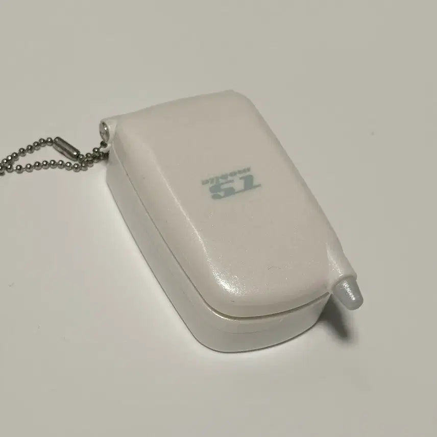 [SOLD OUT] 토이스피릿 추억의 폴더폰 마스코트 핸드폰 가챠 화이트