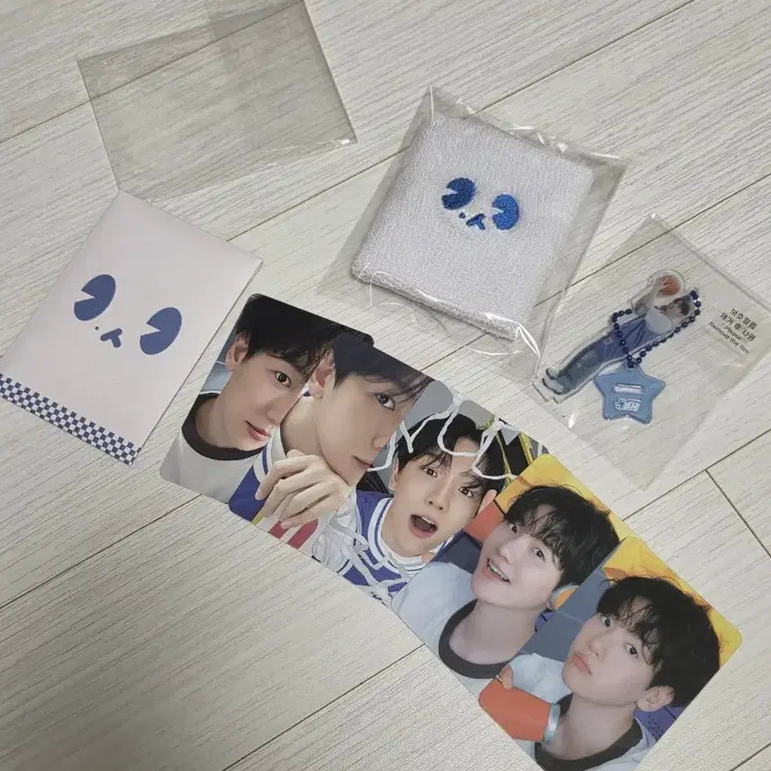 [BUNJANG] Baekhyun Fanclub Kit Photocard, Keyring, Wristband Bundle Set / 백현 팬클럽 키트 포카 키링 손목아대 양도합니다. 백현 포카.