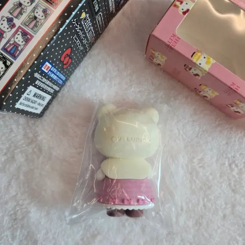 [BUNJANG] Hello Kitty 51st Anniversary Closet Series Birthday Mascot Figure / 헬로키티 51주년 클로젯 시리즈 생일 마스코트 피규어