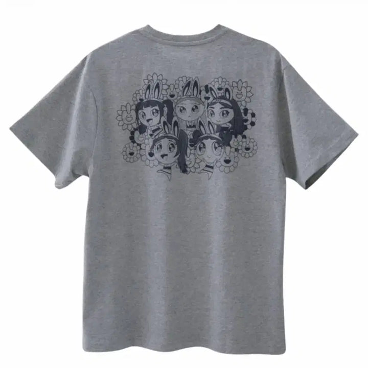 [BUNJANG] NewJeans x Murakami Collaboration T-Shirt (Gray, L) / 뉴진스 X 무라카미 티셔츠 ( 그레이 L )
