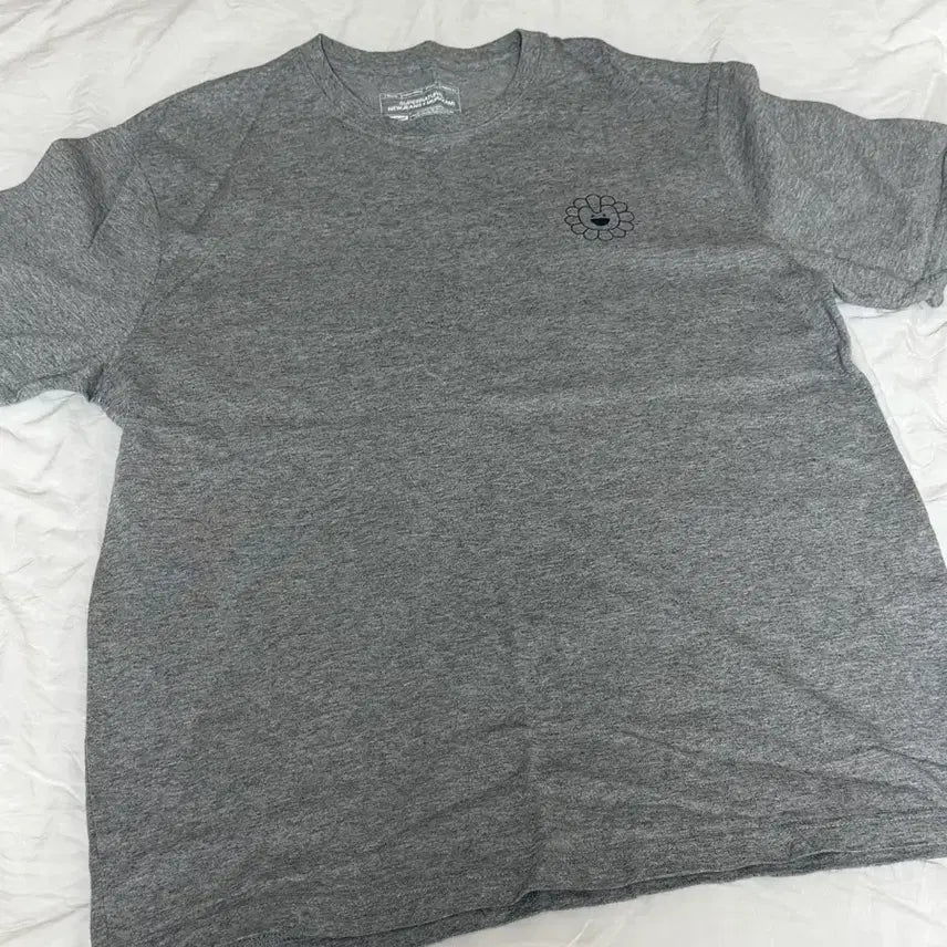 [BUNJANG] NewJeans x Murakami Collaboration T-Shirt (Gray, L) / 뉴진스 X 무라카미 티셔츠 ( 그레이 L )