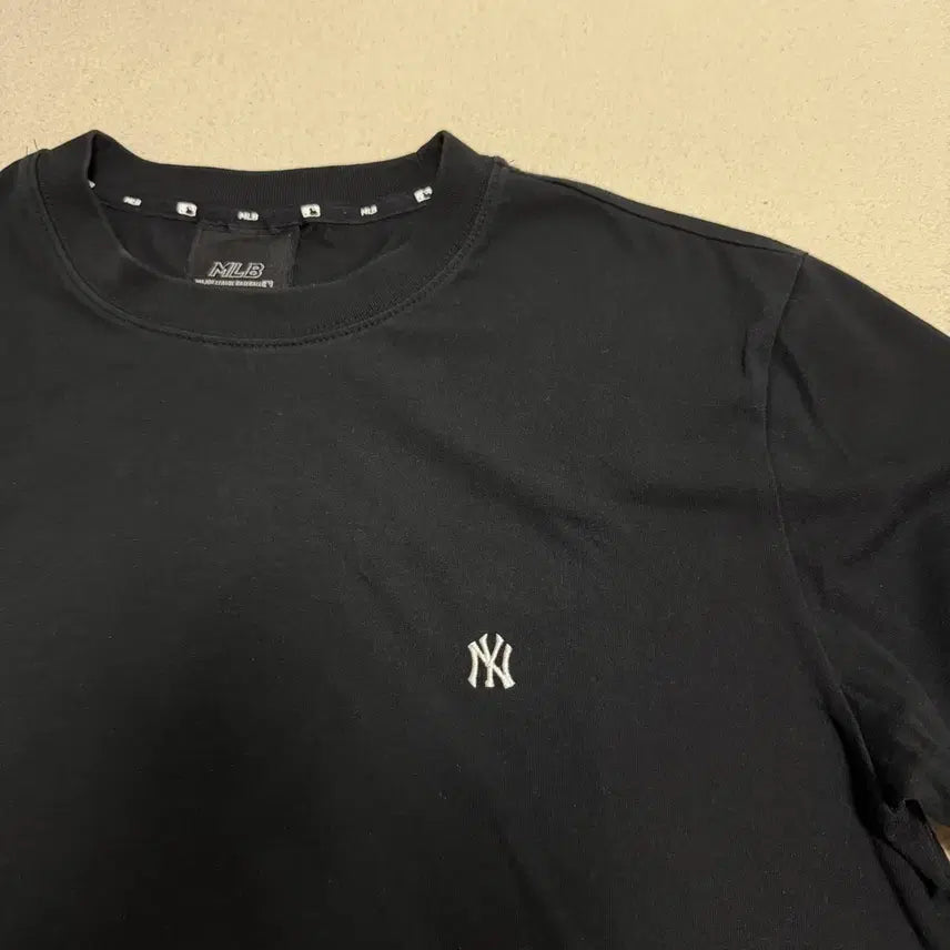 [SOLD OUT] 엠엘비 MLB 스몰로고 자수 반팔티