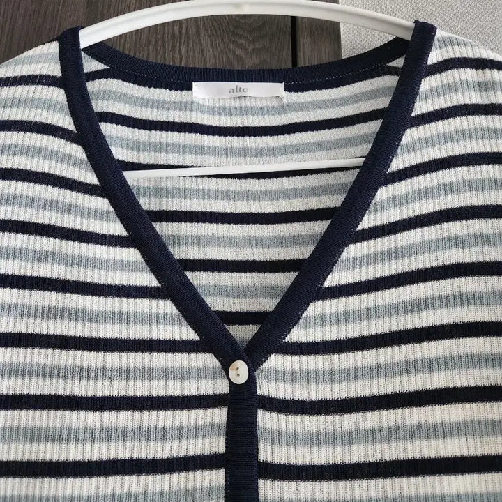 [SOLD OUT] 새상품급) 이랜드 알토 스트라이프 니트 가디건 F (66~77)