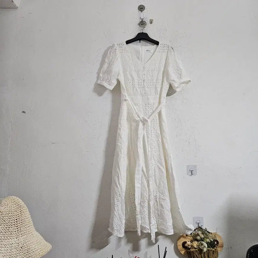 [BUNJANG] White Embroidered Dress / 화이트 자수 원피스