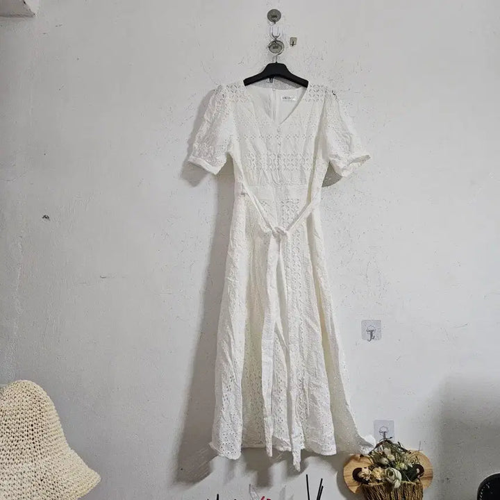 [BUNJANG] White Embroidered Dress / 화이트 자수 원피스