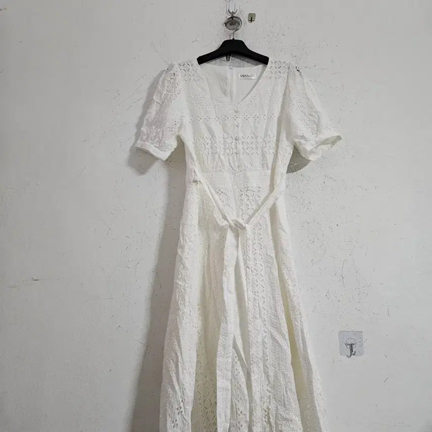 [BUNJANG] White Embroidered Dress / 화이트 자수 원피스