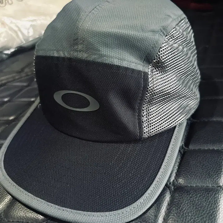 [BUNJANG] Oakley Latitude Arc Cap Blackout / 오클리 래티튜드 아크 캡 블랙아웃 판매 합니다