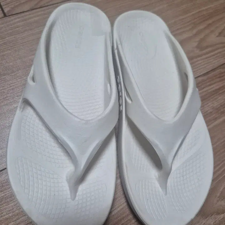 [BUNJANG] OOFOS Size 250 / 우포스 250