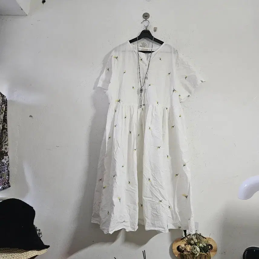 [BUNJANG] White Flower Embroidered Dress / 화이트 플라워 자수 원피스