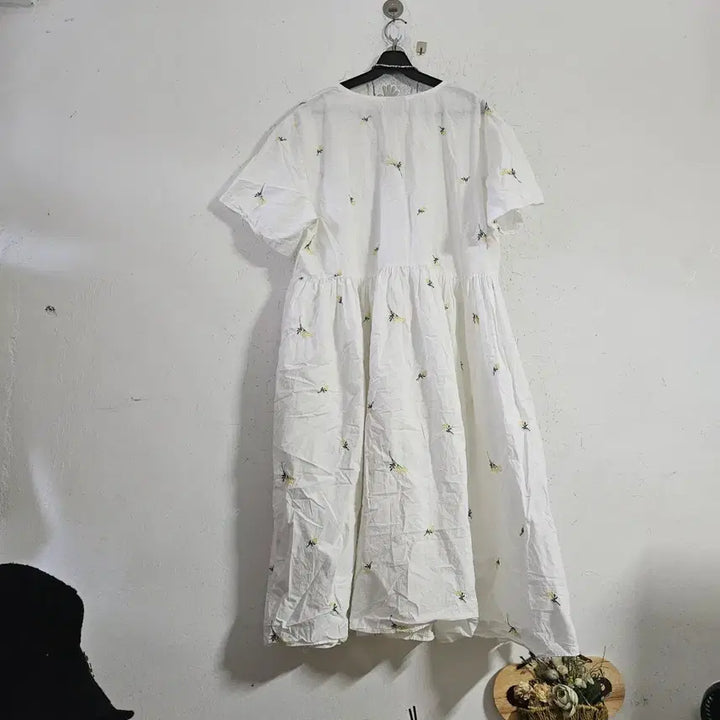 [BUNJANG] White Flower Embroidered Dress / 화이트 플라워 자수 원피스