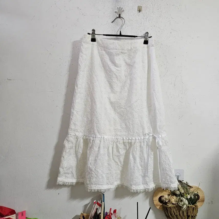 [BUNJANG] Embroidered Long Skirt White 26 / 자수 롱 스커트 화이트26