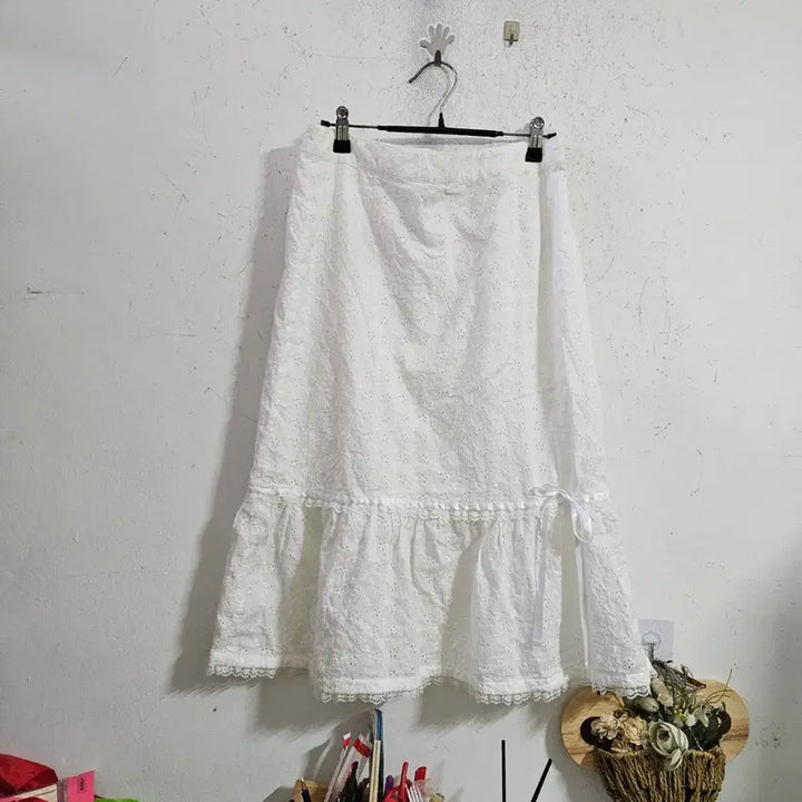 [BUNJANG] Embroidered Long Skirt White 26 / 자수 롱 스커트 화이트26