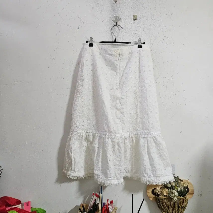 [BUNJANG] Embroidered Long Skirt White 26 / 자수 롱 스커트 화이트26