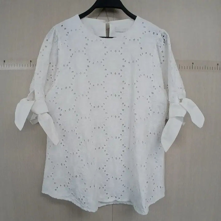 [BUNJANG] OZOC White Punching Embroidery Blouse / OZOC 화이트 펀칭 자수 블라우스