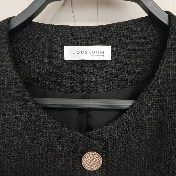 [BUNJANG] Round Neck Cropped Jacket with Gold Buttons / 보카시 블랙 라운드넥 금장단추 크롭 자켓