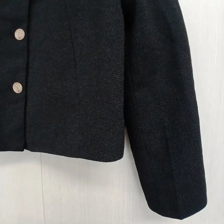 [BUNJANG] Round Neck Cropped Jacket with Gold Buttons / 보카시 블랙 라운드넥 금장단추 크롭 자켓