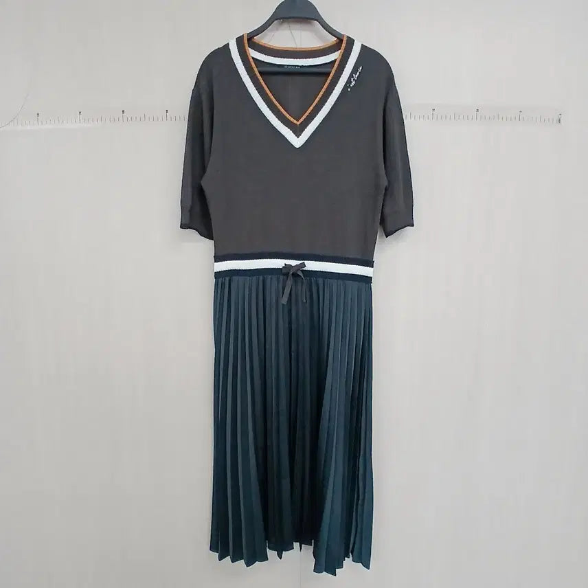 [BUNJANG] Nice Claup V-Neck Knit Pleated Dress / 나이스클랍 브이넥 니트 플리츠 원피스