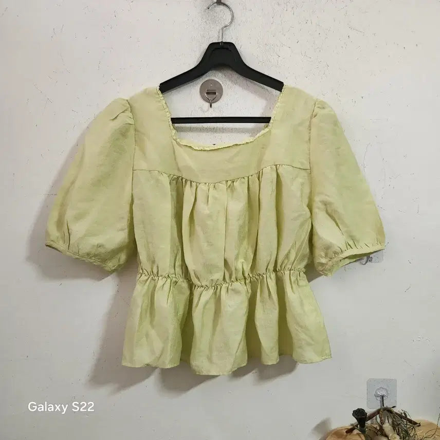 [SOLD OUT] 스퀘어넥 퍼프소매 프릴 블라우스 연노랑 M