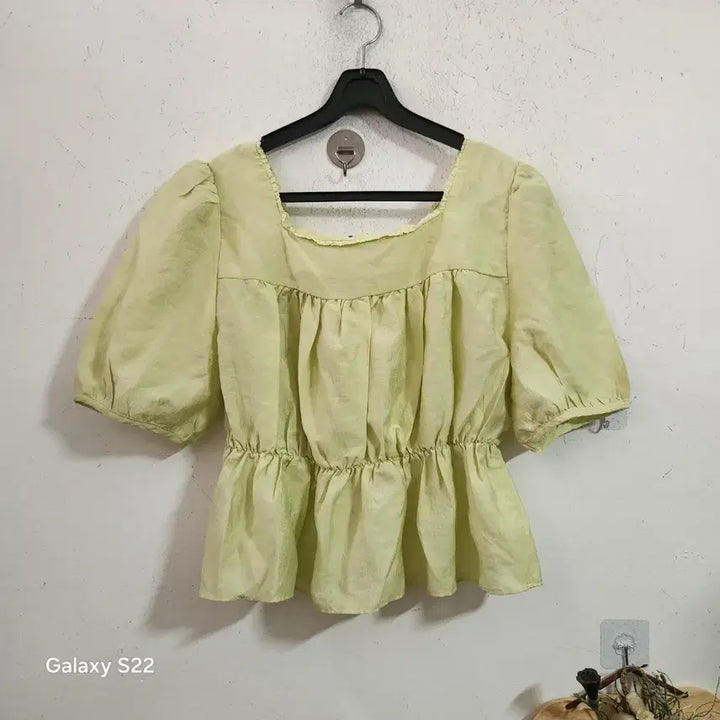 [SOLD OUT] 스퀘어넥 퍼프소매 프릴 블라우스 연노랑 M