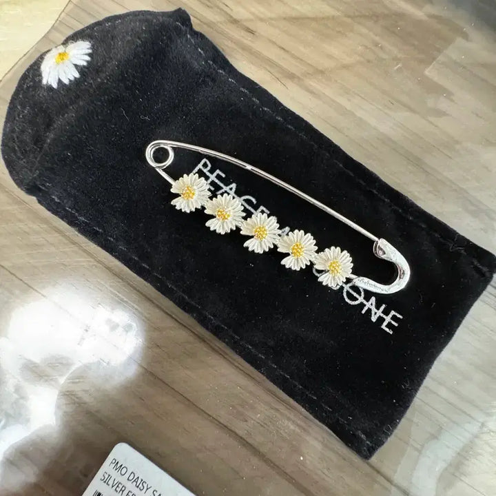 [BUNJANG] PEACEMINUSONE Daisy Safety Pin 