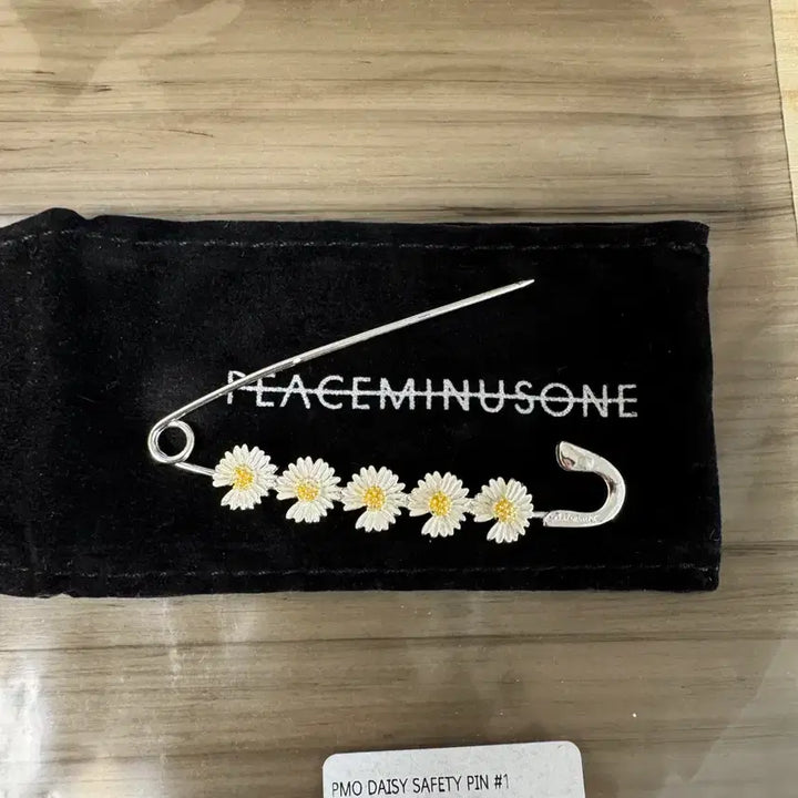 [BUNJANG] PEACEMINUSONE Daisy Safety Pin 