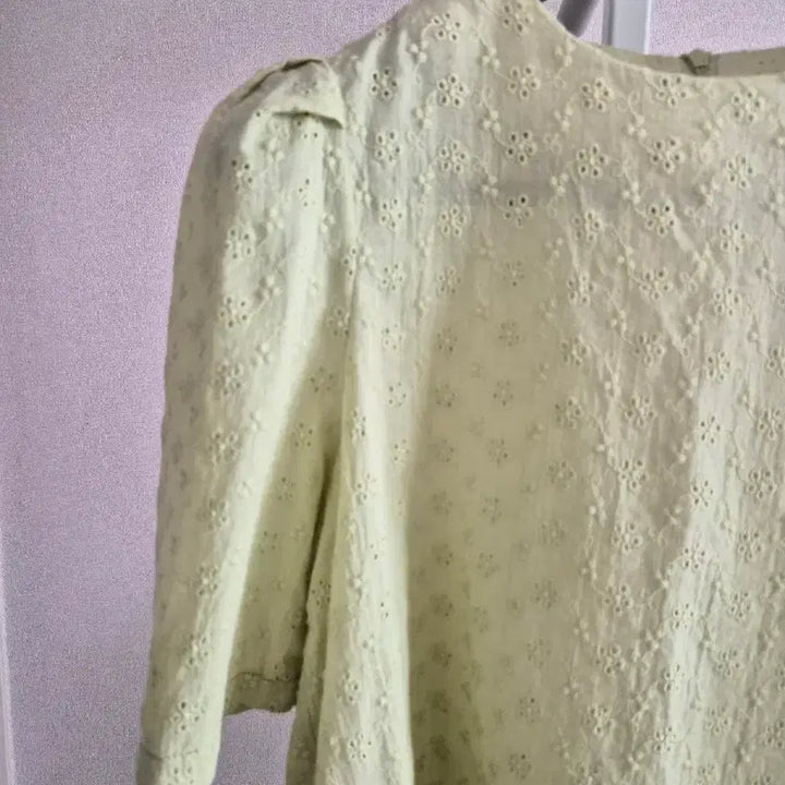 [BUNJANG] Apple Green Puff Sleeve Eyelet Embroidered Cotton Blouse / 애플그린 퍼프소매 아일렛(펀칭)자수 면 블라우스 55,66