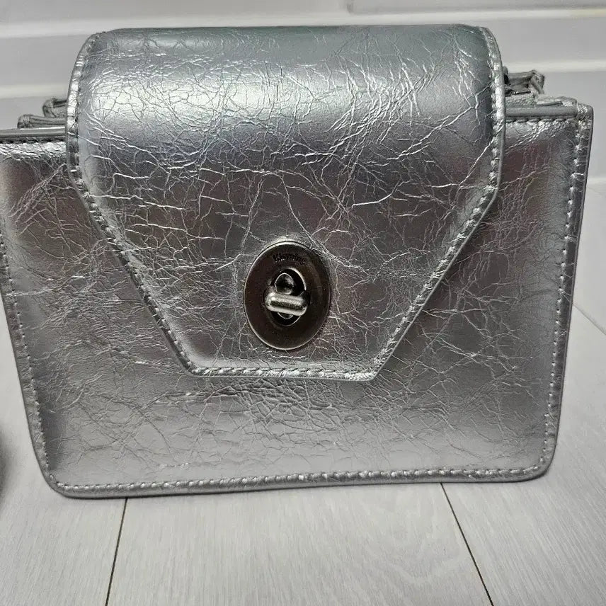 [BUNJANG] Kishining Square Passport Bag Silver / 키시닝 제작 스퀘어 여권백 실버 끈조절가능 미니백