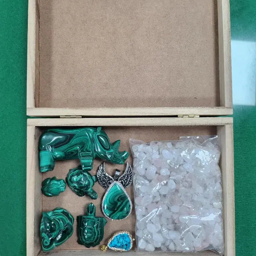 [BUNJANG] Malachite and Lapis Lazuli Stone Carvings, Pendants, Sphere Bundle Set / 말라카이트 원석 조각상 및 펜던트, 수정자갈 등 일괄