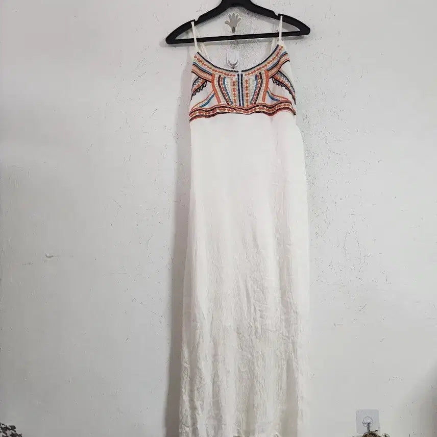 [BUNJANG] Sleeveless Embroidered Long Dress - White / 민소매 롱 원피스 자수 화이트