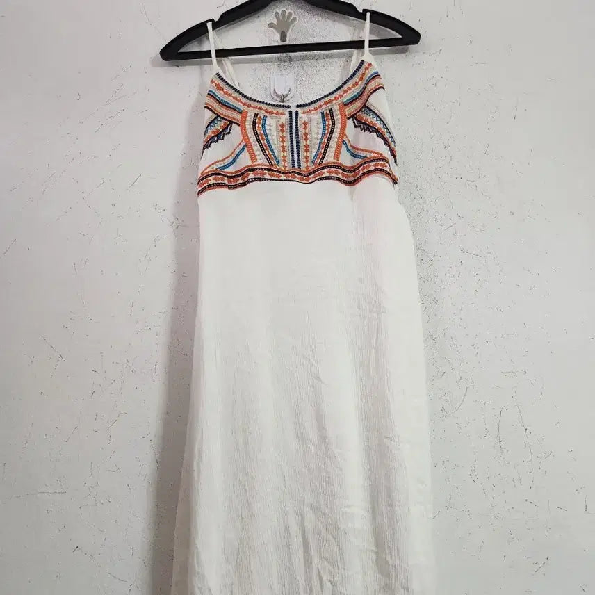 [BUNJANG] Sleeveless Embroidered Long Dress - White / 민소매 롱 원피스 자수 화이트