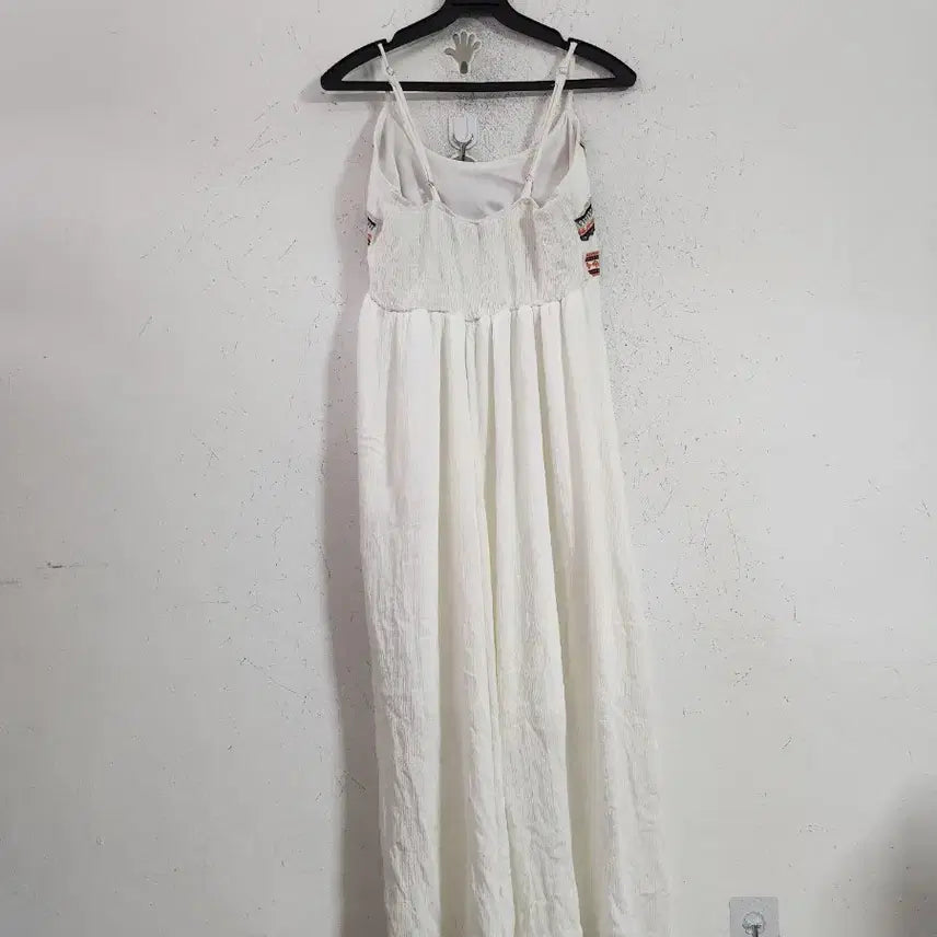 [BUNJANG] Sleeveless Embroidered Long Dress - White / 민소매 롱 원피스 자수 화이트