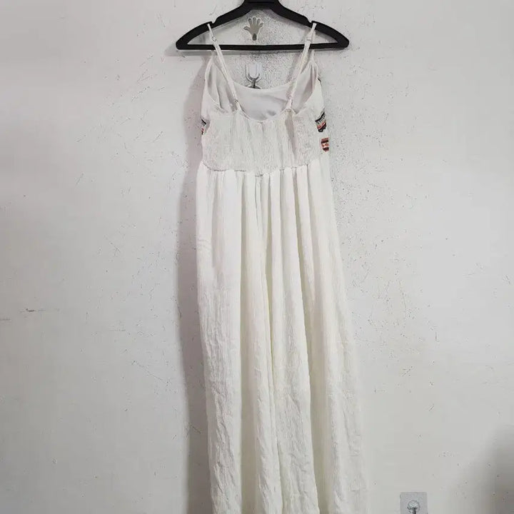 [BUNJANG] Sleeveless Embroidered Long Dress - White / 민소매 롱 원피스 자수 화이트