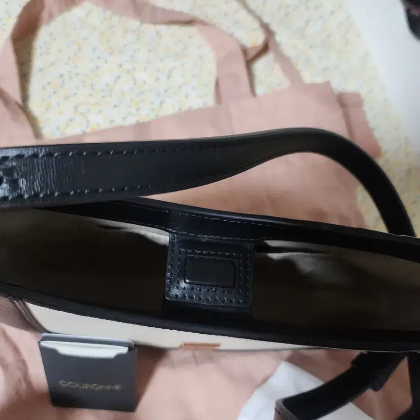 [BUNJANG] Couronne Cross Bag Beige/Black / 쿠론 크로스백 베이지/블랙