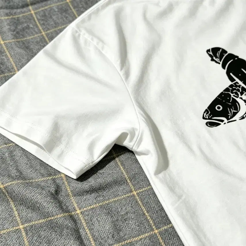 [BUNJANG] Graphic Silhouette Fisherman Large White T-Shirt / 큰 물고기 어부 실루엣 그래픽 화이트 티셔츠 L사이즈 거의 새상품