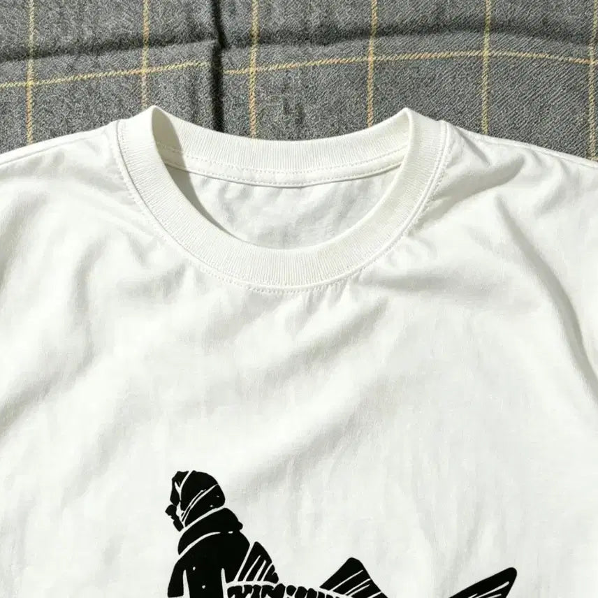 [BUNJANG] Graphic Silhouette Fisherman Large White T-Shirt / 큰 물고기 어부 실루엣 그래픽 화이트 티셔츠 L사이즈 거의 새상품