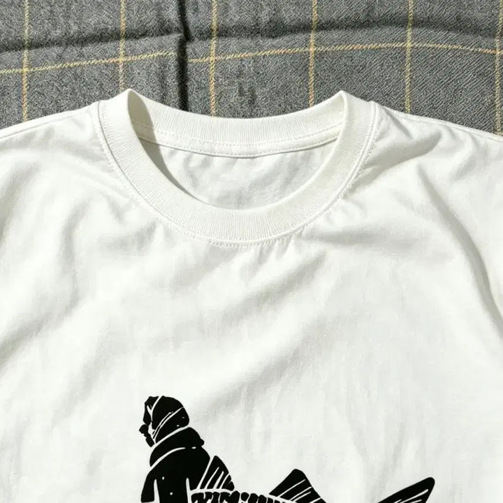 [BUNJANG] Graphic Silhouette Fisherman Large White T-Shirt / 큰 물고기 어부 실루엣 그래픽 화이트 티셔츠 L사이즈 거의 새상품