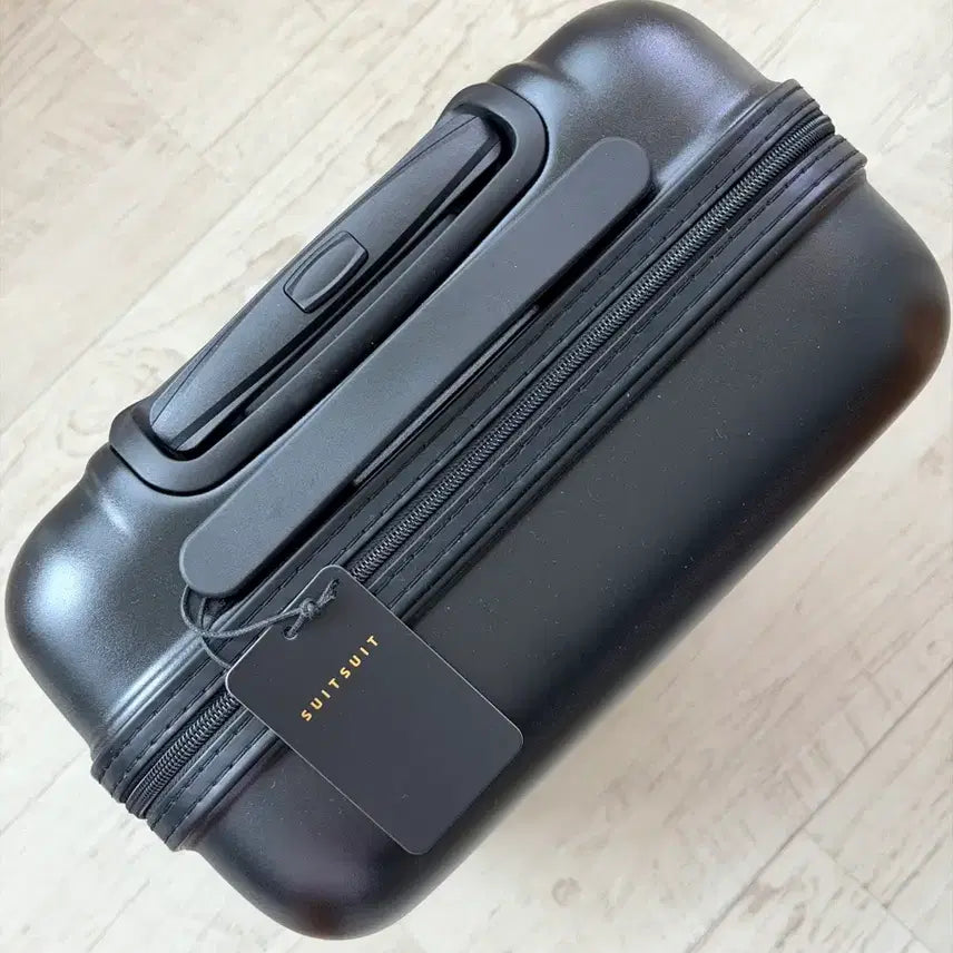 [BUNJANG] SUITSUIT Black Gold Special Edition 20-inch Carry-on Luggage with Box and Keyring / 수잇수잇 블랙 골드 스페셜 에디션 20인치 캐리어 (박스/키링