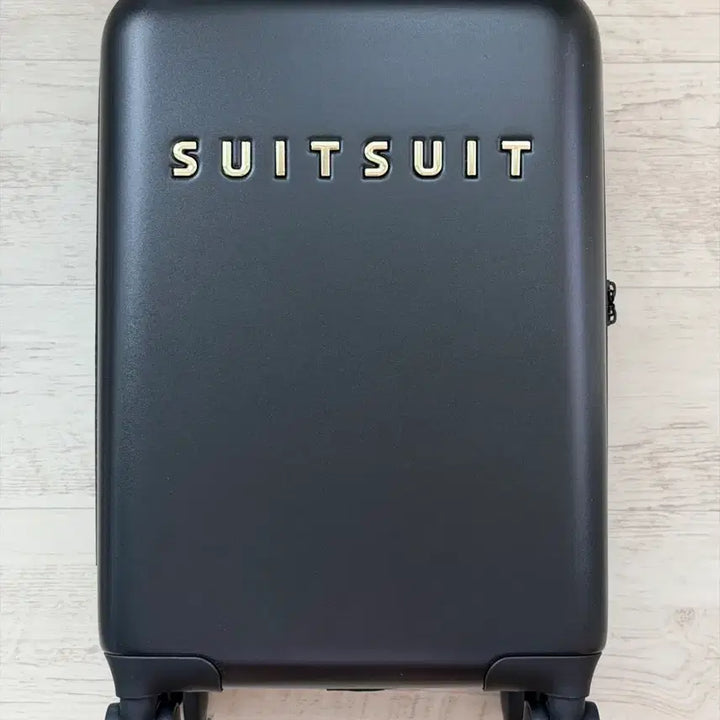 [BUNJANG] SUITSUIT Black Gold Special Edition 20-inch Carry-on Luggage with Box and Keyring / 수잇수잇 블랙 골드 스페셜 에디션 20인치 캐리어 (박스/키링