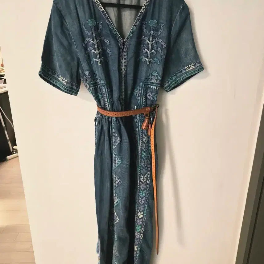 [BUNJANG] Embroidered Denim Long Dress with Waist Tie and Tassel Detail / 에스닉한 무드의 자수 데님 롱 원피스 (허리 끈/태슬 포인트)