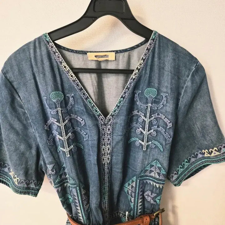 [BUNJANG] Embroidered Denim Long Dress with Waist Tie and Tassel Detail / 에스닉한 무드의 자수 데님 롱 원피스 (허리 끈/태슬 포인트)