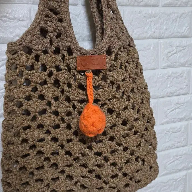 [BUNJANG] Handmade Crochet Shoulder Bag - Brown with Orange Charm / 코바늘 숄더백 브라운 핸드메이드오렌지 참장식가방