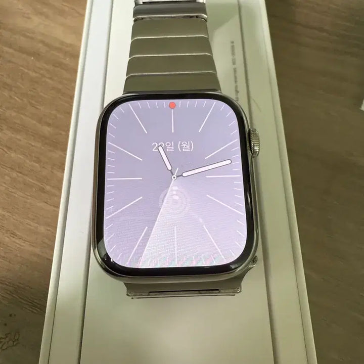 [BUNJANG] Apple Watch Series 8 Stainless Steel 41mm Silver with Metal Straps and Silicone Band / 애플워치8 스테인리스 41mm 팝니다(메탈스트랩 2개+실리콘밴드) 배터리