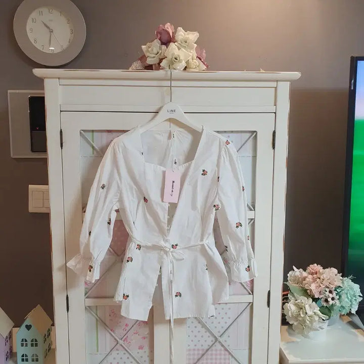 [BUNJANG] Embroidered Blouse - Size 55 / 자수 블라우스/55 새상품