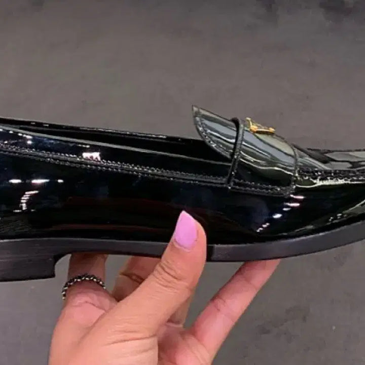 [BUNJANG] Prada Enamel Loafers Size 38.5 / (정품) 프라다 로퍼 (38.5)