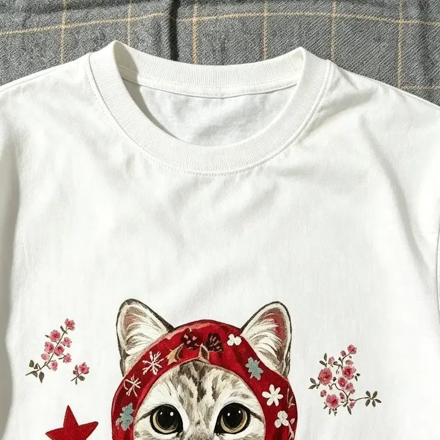 [SOLD OUT] 빨간 머리띠 꽃 고양이 그래픽 화이트 티셔츠 M사이즈 거의 새상품
