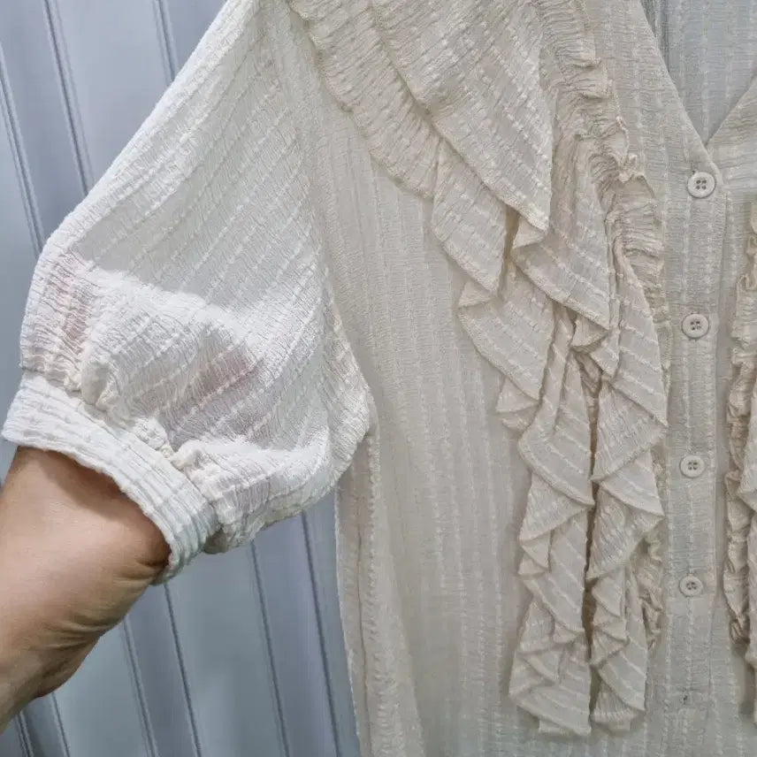 [BUNJANG] Frill Blouse Ivory / 프릴 블라우스 아이보리