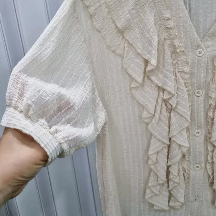 [BUNJANG] Frill Blouse Ivory / 프릴 블라우스 아이보리