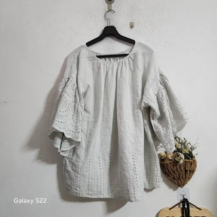 [BUNJANG] Linen Punching Lace Blouse White / 린넨펀칭레이스 블라우스 화이트