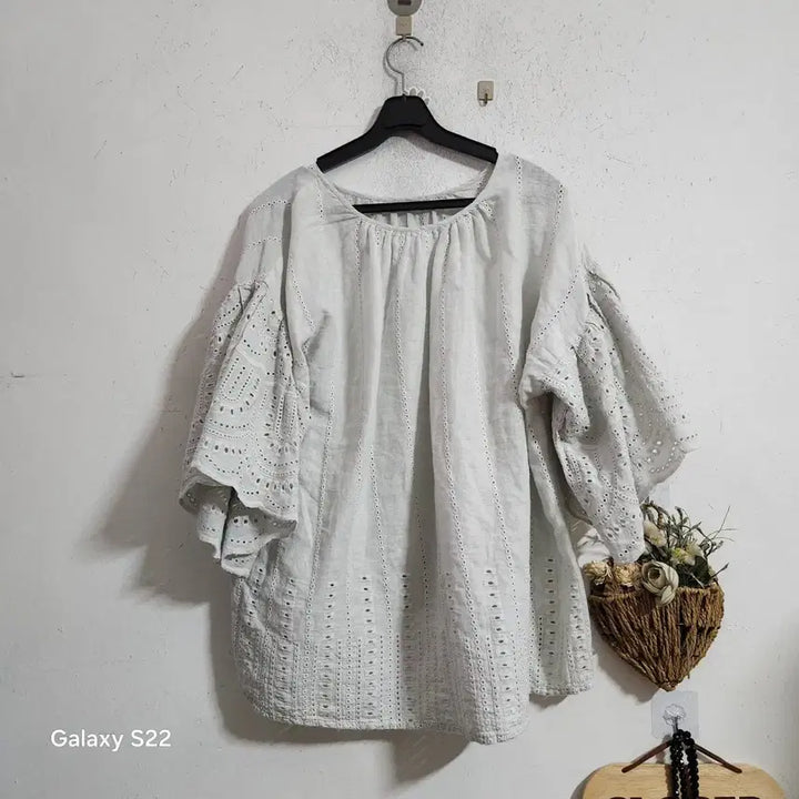 [BUNJANG] Linen Punching Lace Blouse White / 린넨펀칭레이스 블라우스 화이트